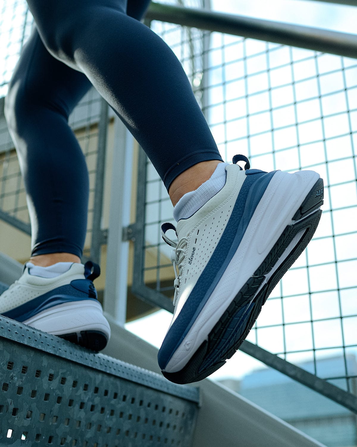forte-2-white-navy-8_aaa2114f-f0b4-4b7d-b3fb-249d467e1d7e